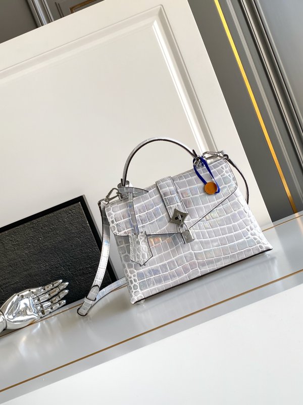 Louis Vuitton / Сумка женская Rose Des Vents 27 см из кожи крокодила в цвете Aurora Silver