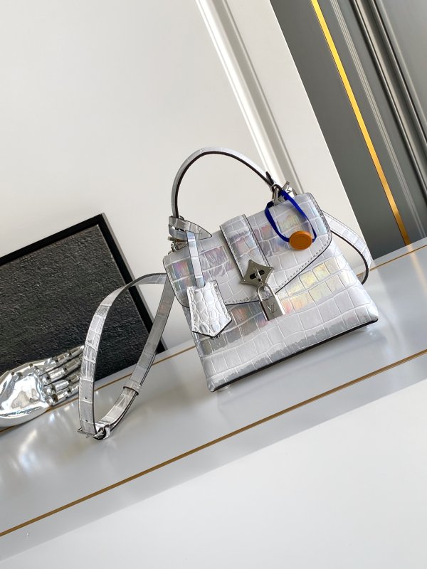 Louis Vuitton / Сумка женская Rose Des Vents Mini 19 см из кожи крокодила в цвете Aurora Silver