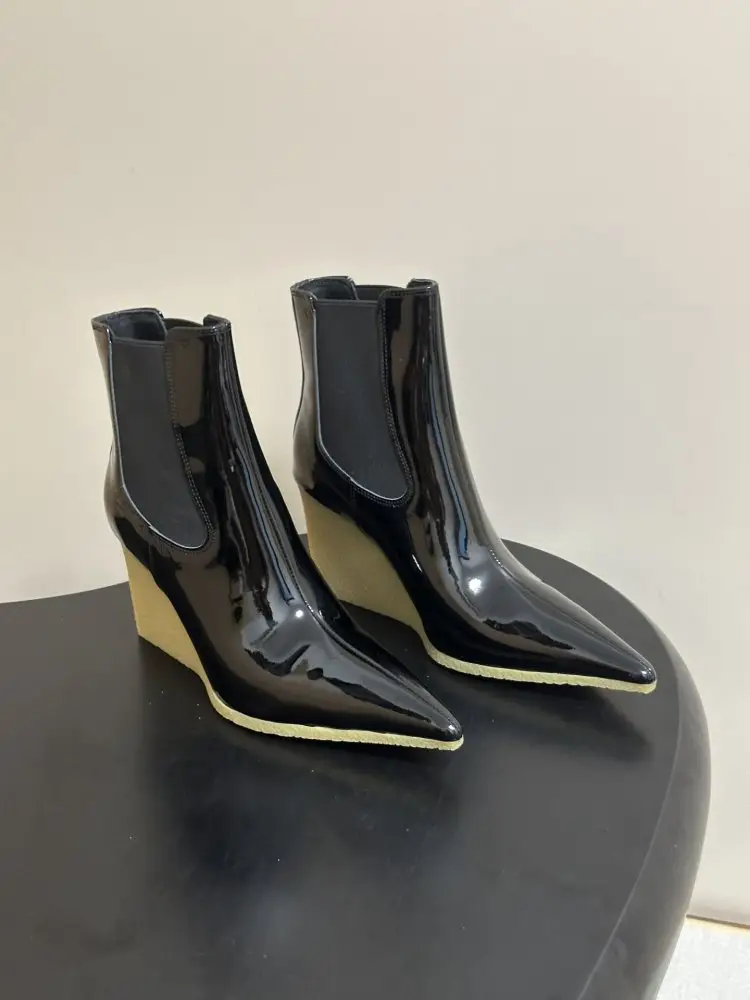 Alaïa — Ботильйони Cube Wedge Patent Chelsea Boots з гострим носком