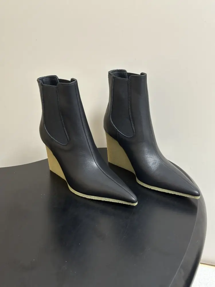 Alaïa — Ботильйони Cube Wedge Patent Chelsea Boots з гострим носком