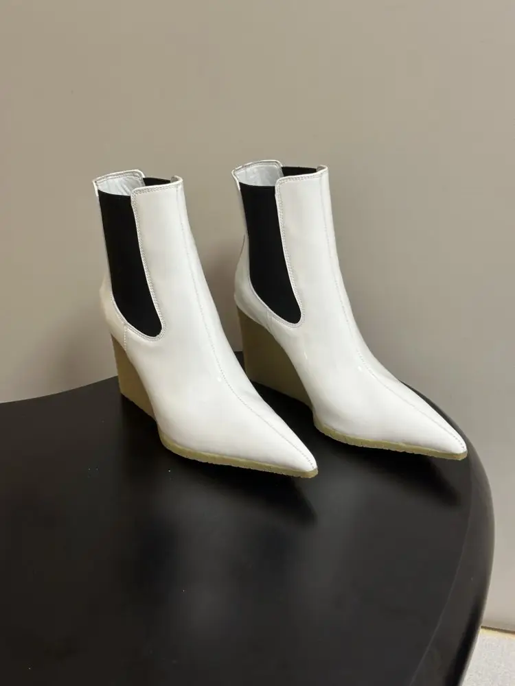 Alaïa — Ботильйони Cube Wedge Patent Chelsea Boots з гострим носком