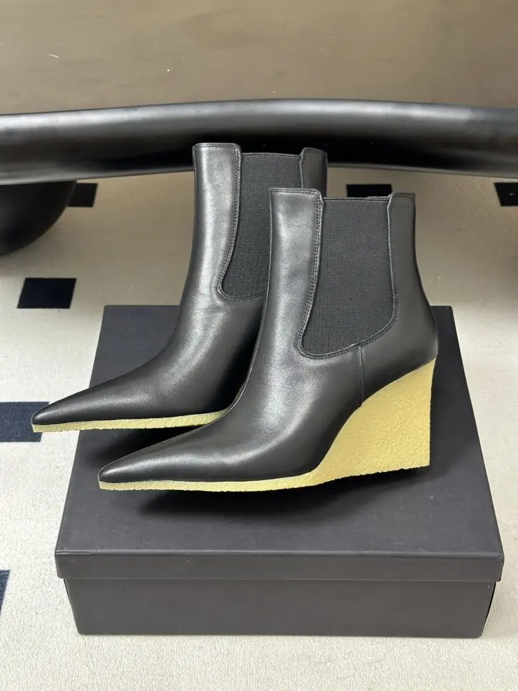 Alaïa Ботильоны Cube Wedge Patent Chelsea Boots с острым носком — Фото 3