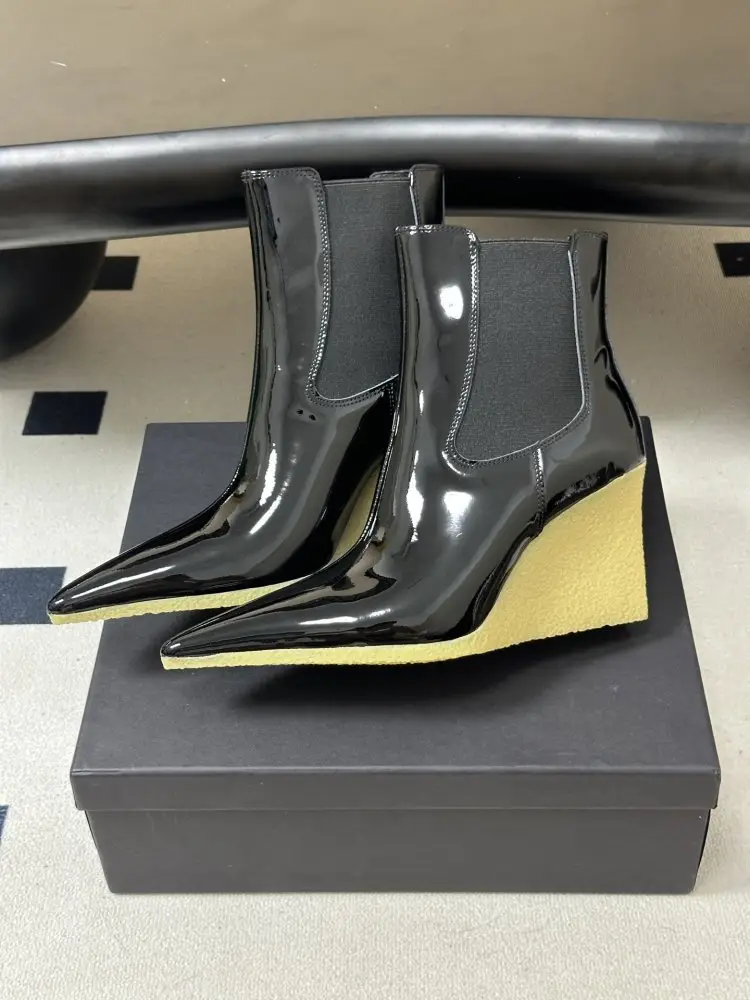 Alaïa Ботильйони Cube Wedge Patent Chelsea Boots з гострим носком — Фото 4