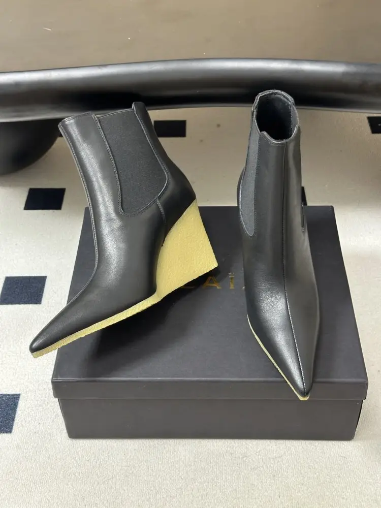 Alaïa Ботильоны Cube Wedge Patent Chelsea Boots с острым носком — Фото 4
