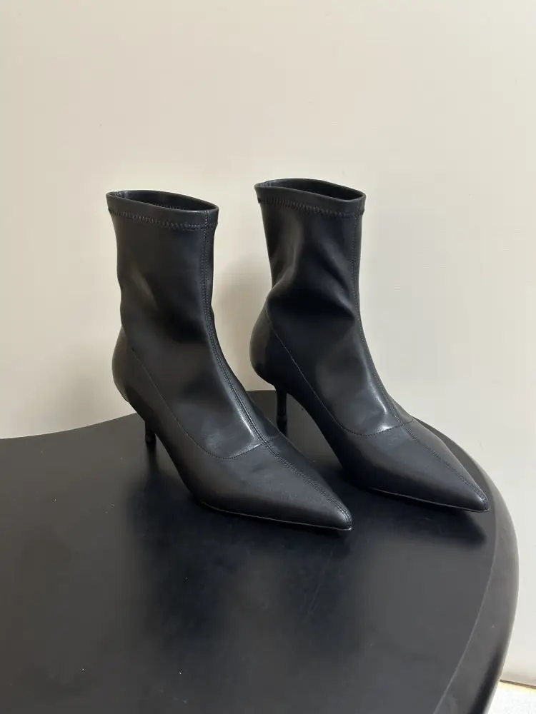 Alaïa — Ankle boots of supple skin from sharp the toe