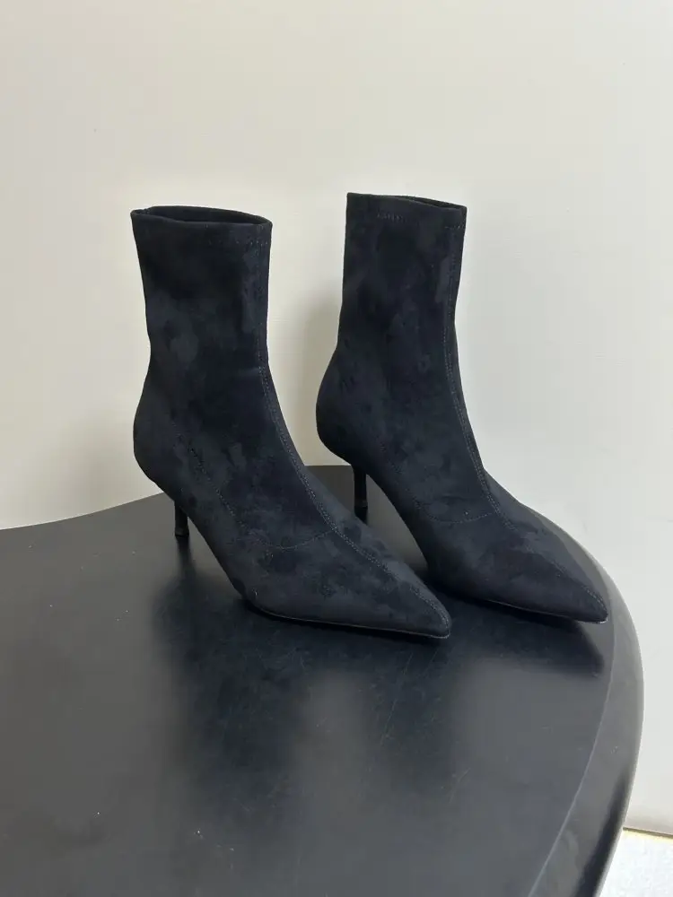 Alaïa — Ankle boots of supple suede from sharp the toe