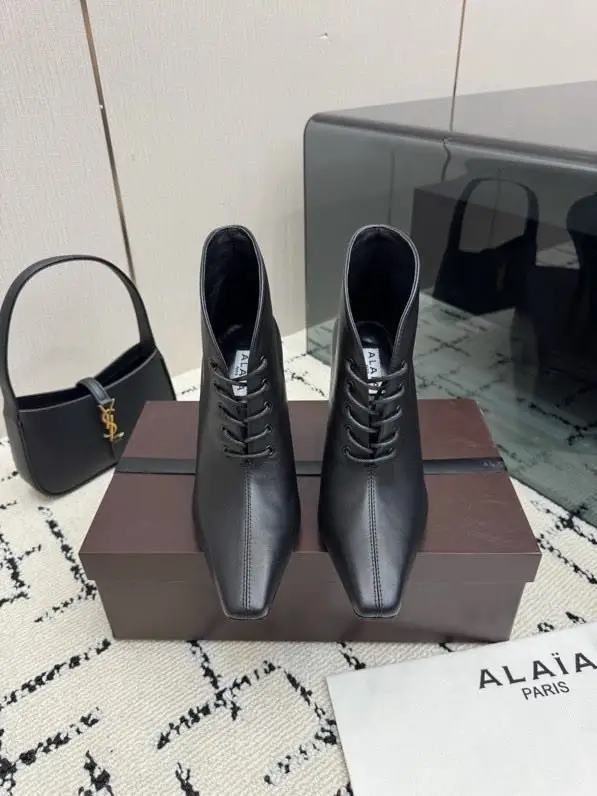 Alaïa Ankle boots women's on high heel — Photo 2