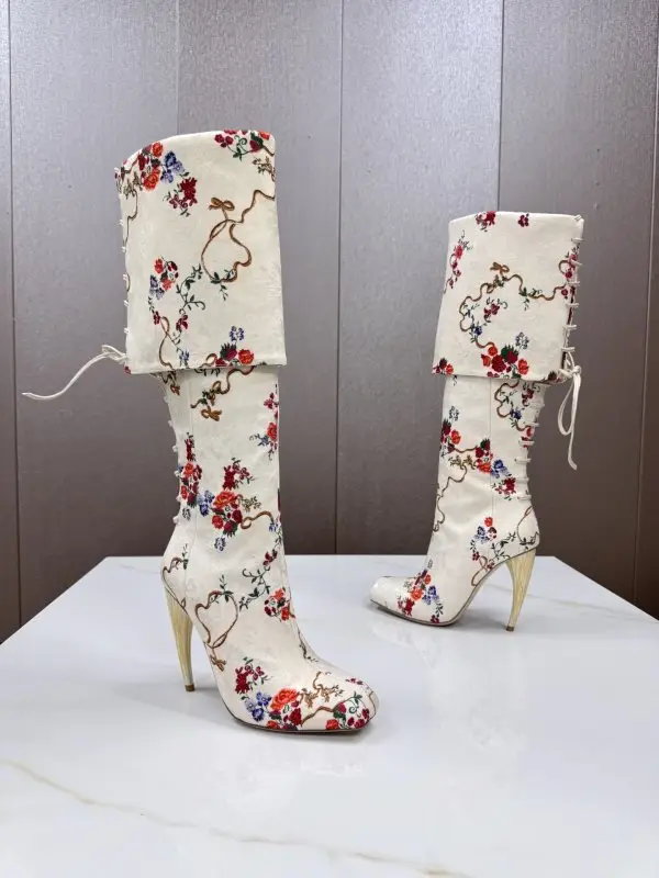 Alexander McQueen Boots on high heel — Photo 2