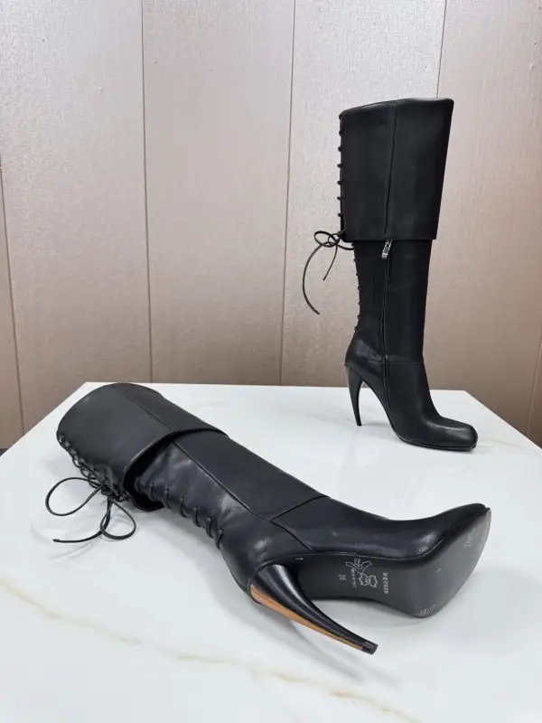 Alexander McQueen Boots on high heel — Photo 3