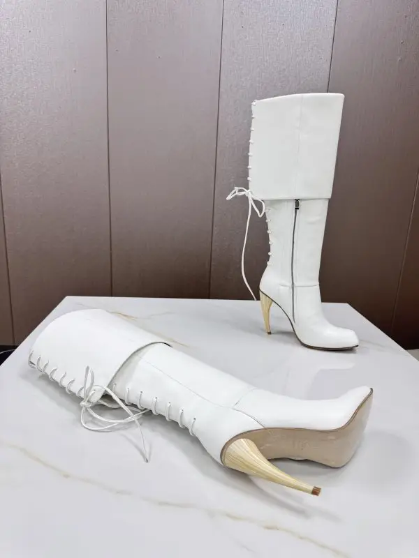 Alexander McQueen Boots on high heel — Photo 3