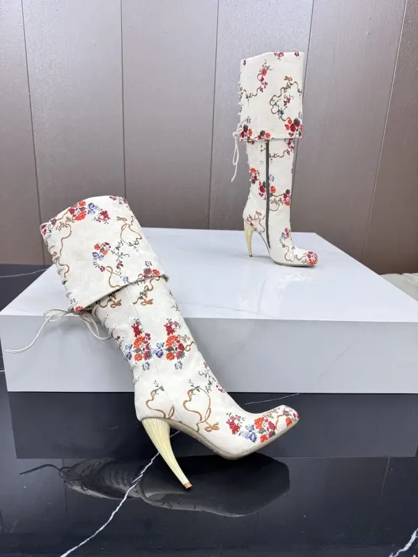 Alexander McQueen Boots on high heel — Photo 3