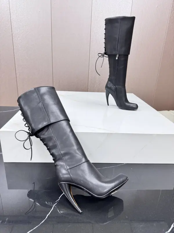 Alexander McQueen Boots on high heel — Photo 4