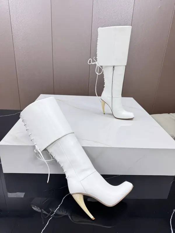 Alexander McQueen Boots on high heel — Photo 4