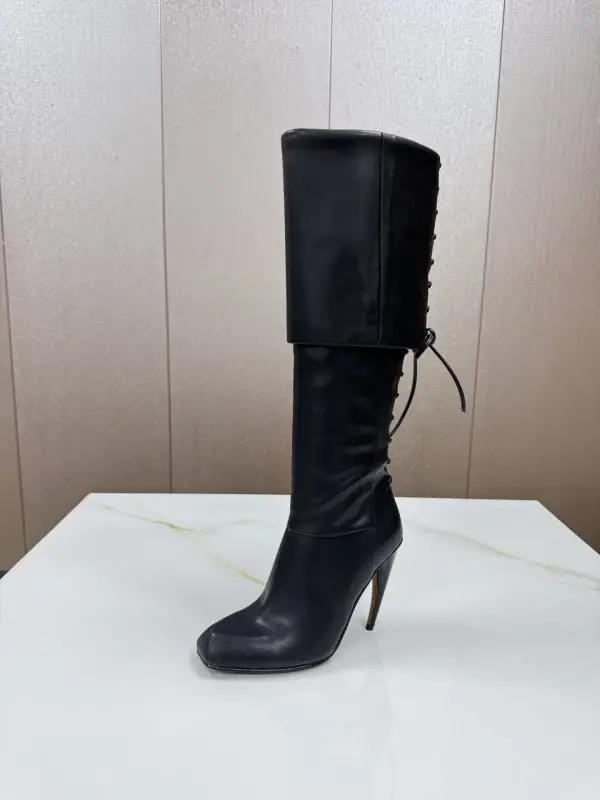 Alexander McQueen Boots on high heel — Photo 5