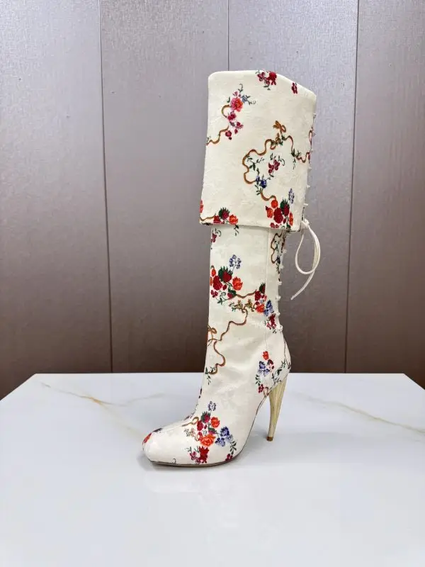 Alexander McQueen Boots on high heel — Photo 5