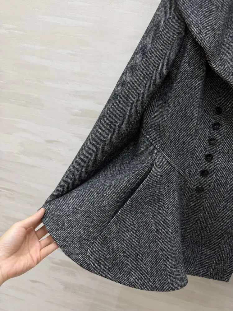 Alexander McQueen Wool coat at Christmas tree — Photo 2
