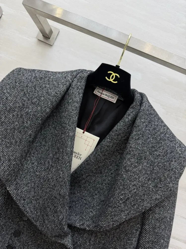 Alexander McQueen Wool coat at Christmas tree — Photo 3