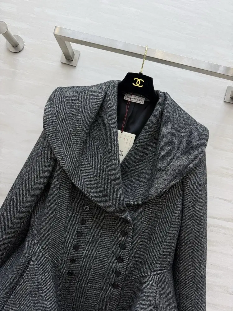 Alexander McQueen Wool coat at Christmas tree — Photo 4