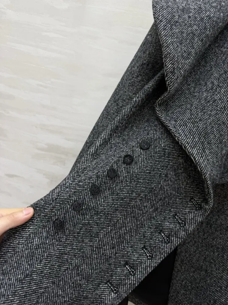 Alexander McQueen Wool coat at Christmas tree — Photo 5