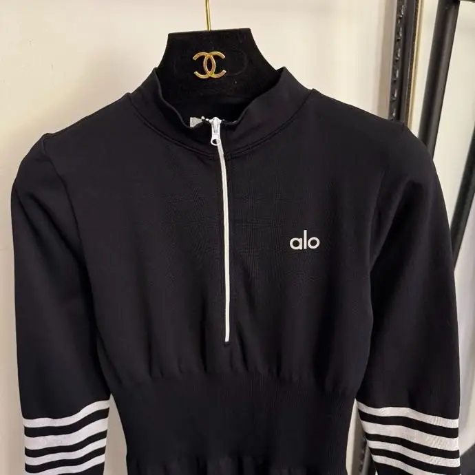 Alo Overalls from long sleeves and clasp-lightning — Photo 4