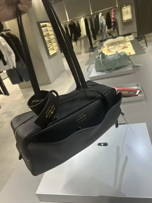 Balenciaga A bag leather Carrie Bowling 32 cm — Photo 3