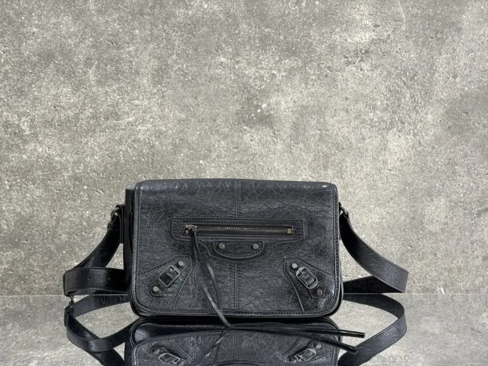 Balenciaga — A bag messenger CLASSIC 27 cm
