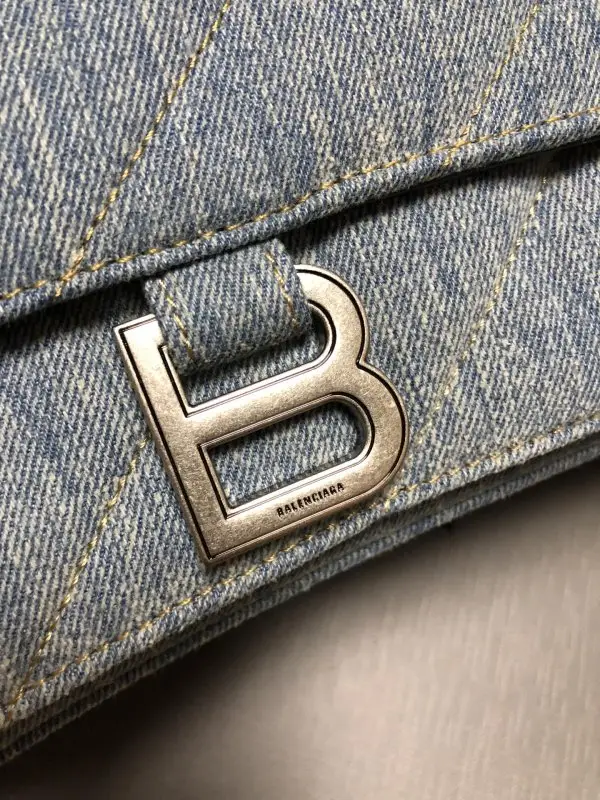 Balenciaga A bag on shoulder Crush Chain secondary size from chain — Photo 4