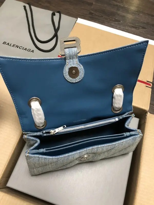 Balenciaga A bag on shoulder Crush Chain Small size from chain — Photo 5
