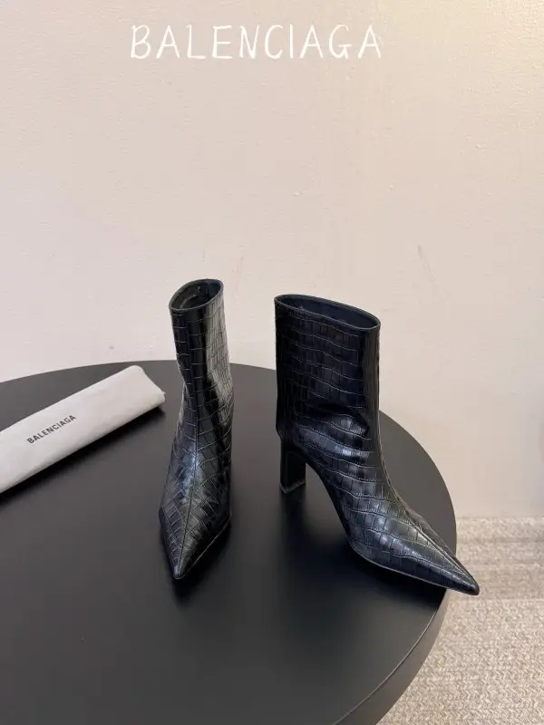 Balenciaga — Ботильйони на шпильці