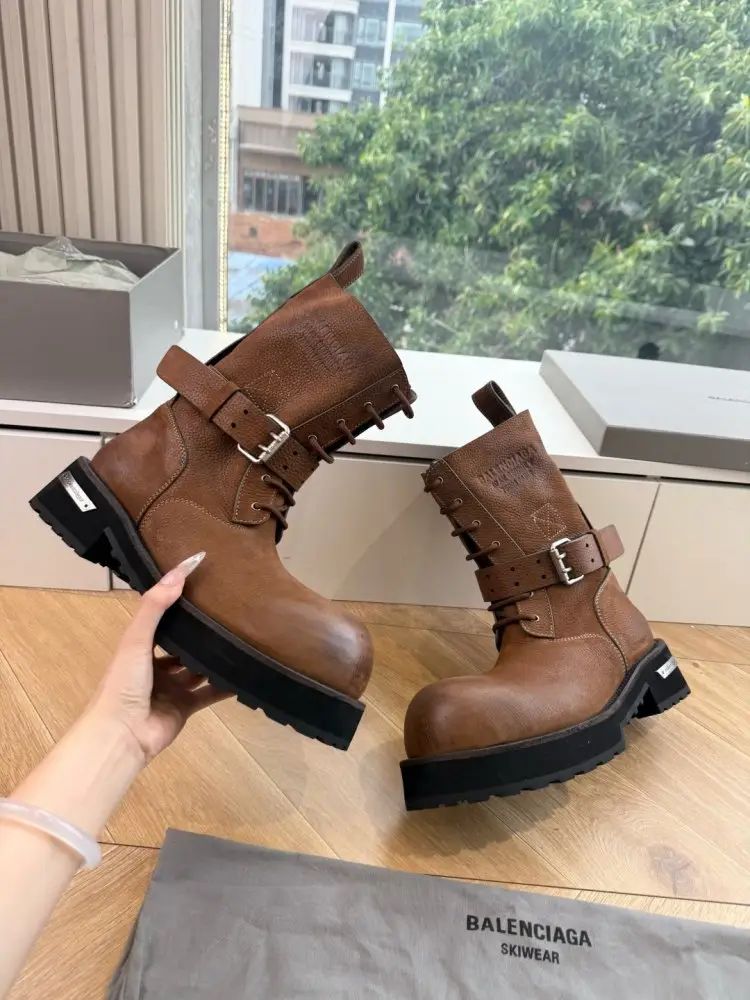 Balenciaga Boots women's — Photo 1