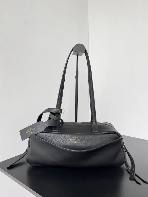 Balenciaga — Шкіряна сумка на плече Carrie 31 см