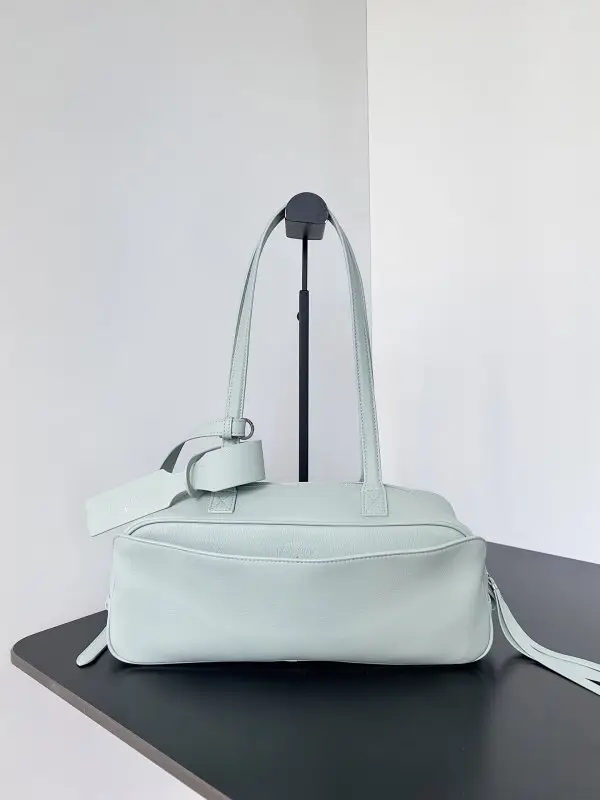 Balenciaga — Шкіряна сумка на плече Carrie 31 см