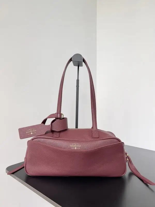 Balenciaga — Шкіряна сумка на плече Carrie 31 см