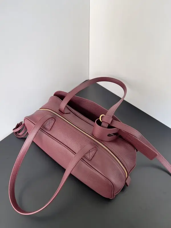 Balenciaga Кожаная сумка на плечо Carrie 31 см — Фото 3