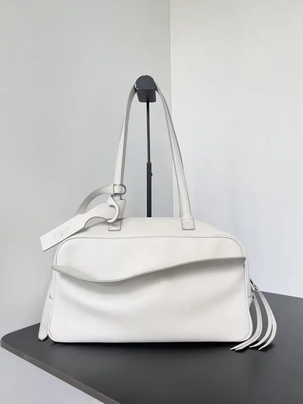 Balenciaga — Шкіряна сумка на плече Carrie 36 см