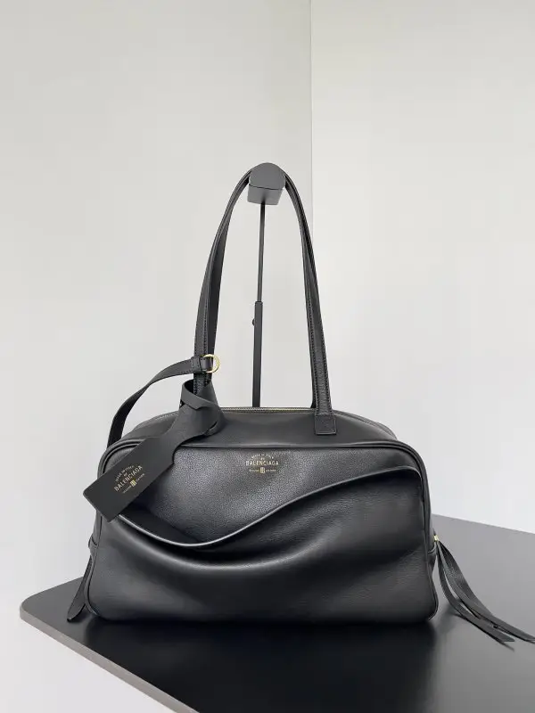 Balenciaga — Шкіряна сумка на плече Carrie 36 см