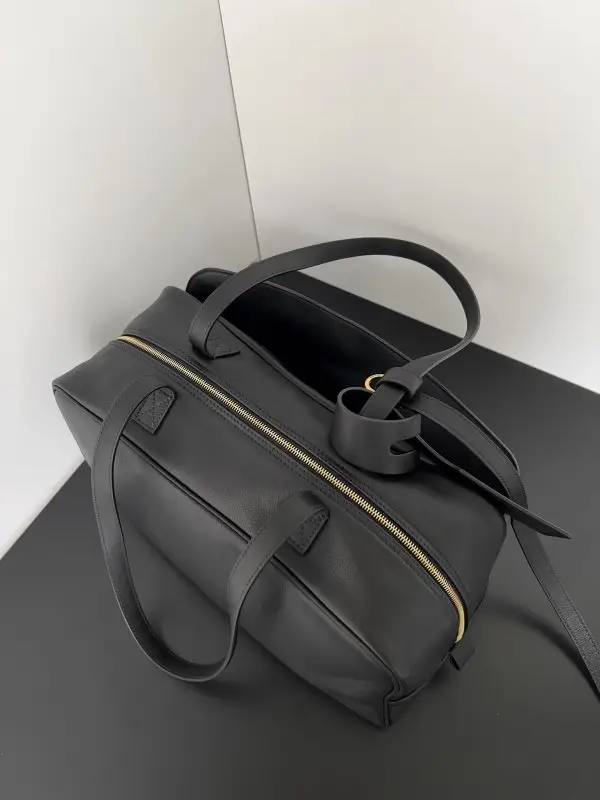 Balenciaga Кожаная сумка на плечо Carrie 36 см — Фото 3