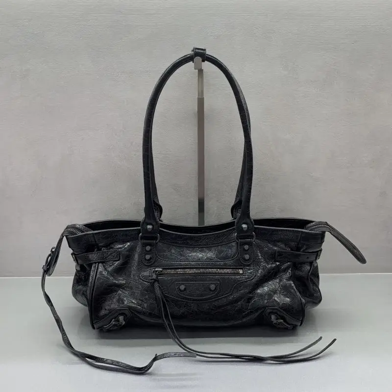 Balenciaga — Товар