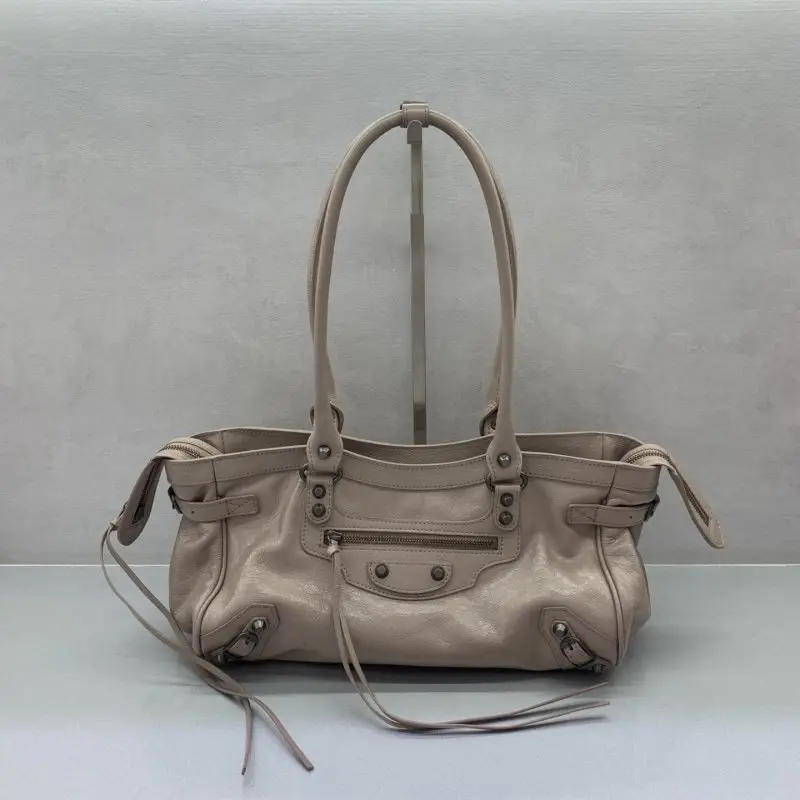 Balenciaga — Товар