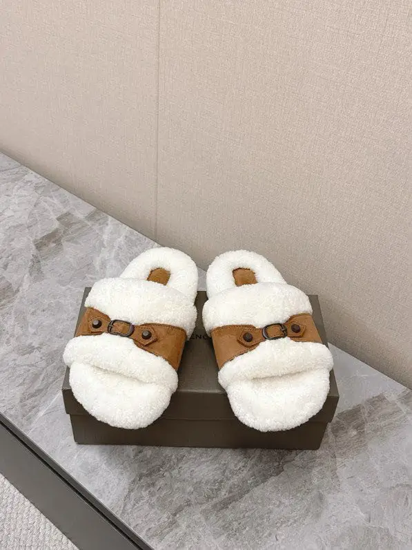 Balenciaga — Шлепанцы меховые женские