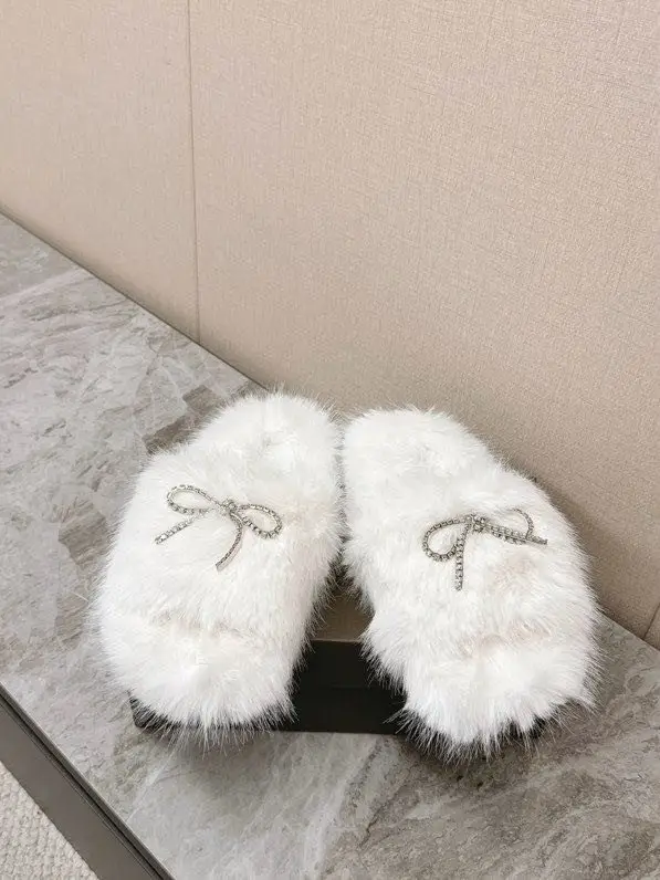 Balenciaga — Шлепанцы меховые женские