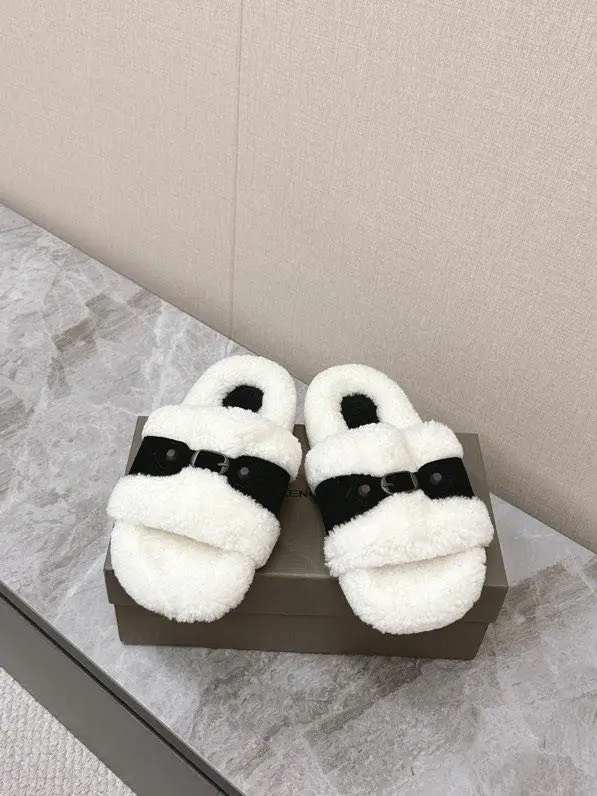 Balenciaga — Шлепанцы меховые женские