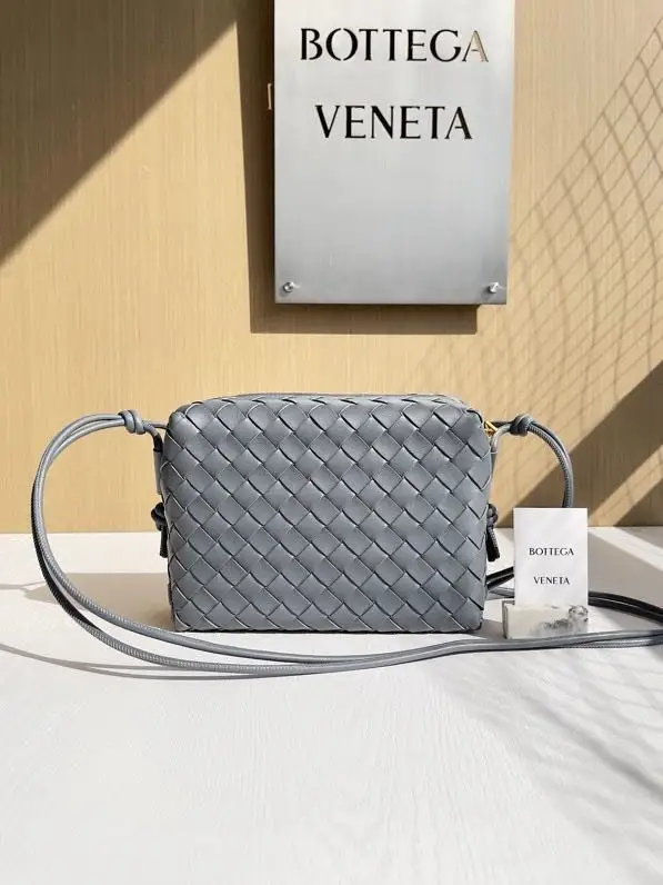 Bottega Veneta — A bag BV Loop leather 22 cm