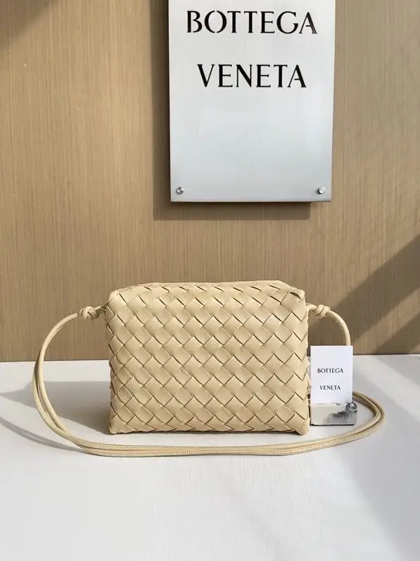 Bottega Veneta — A bag BV Loop leather 22 cm