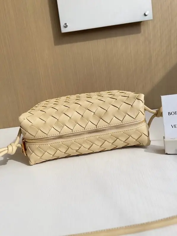 Bottega Veneta Сумка BV Loop кожаная 22 см — Фото 2
