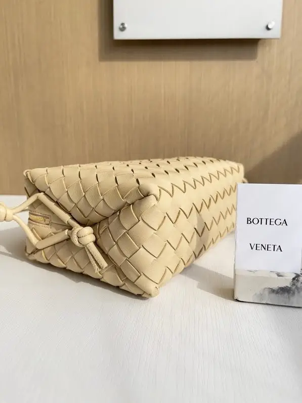 Bottega Veneta Сумка BV Loop кожаная 22 см — Фото 3