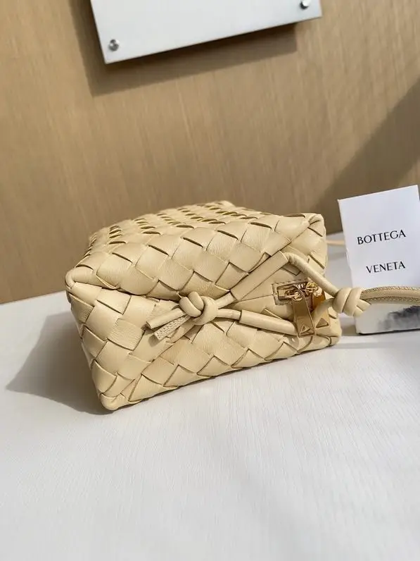 Bottega Veneta Сумка BV Loop кожаная 22 см — Фото 4