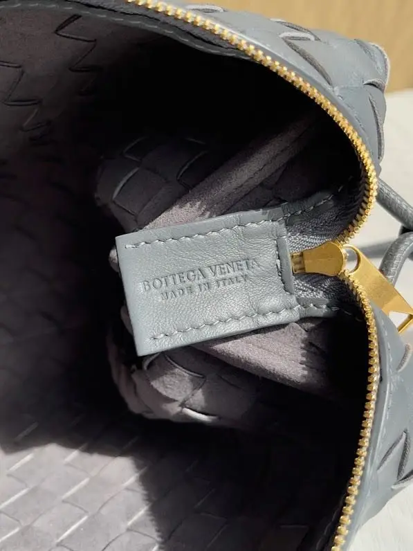 Bottega Veneta Сумка BV Loop шкіряна 22 см — Фото 5