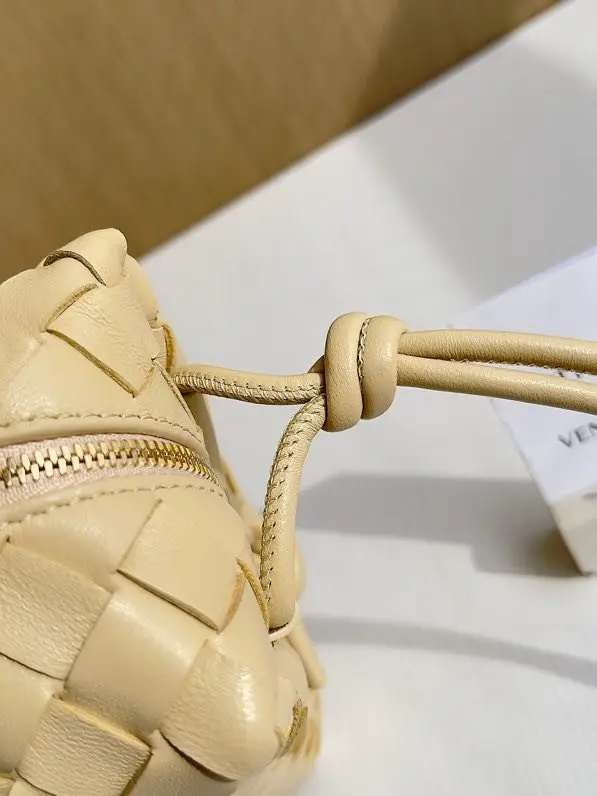 Bottega Veneta Сумка BV Loop кожаная 22 см — Фото 5