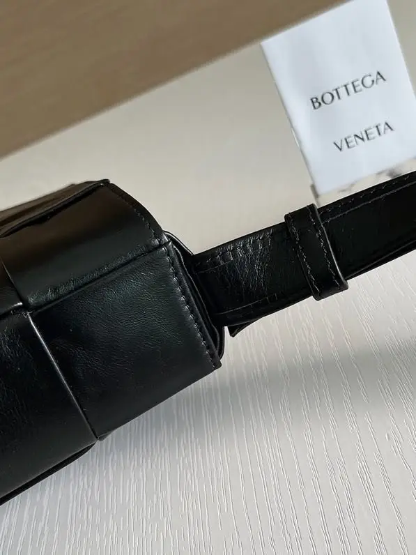 Bottega Veneta A bag Cassette leather 23 cm — Photo 2